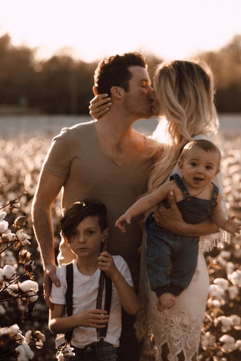 Family Cotton Field Pictures, Cotton Family Pictures, Romantic Family Photoshoot, Cotton Field Photoshoot Family, Cotton Field Family Pictures Outfits, Cotton Field Photoshoot, Family Photos Field, Cotton Field Photography, Rustic Family Photos