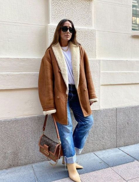 Shearling Coat Outfit, Shearling Jacket Outfit, Laura Eguizabal, Styling Pants, Styling Jackets, Styling Boots, Elegantes Outfit Damen, Work Outfit Ideas, Smart Casual Work Outfit