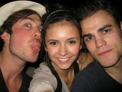 Ian Somerhalder, Paul Wesley and Nina Dobrev Damon Y Elena, Ian E Nina, Nina Dobrev Vampire Diaries, Celebrity Actors, Ian And Nina, Ian Joseph Somerhalder, Vampire Diaries Poster, Tvd Cast, Tvdu Cast