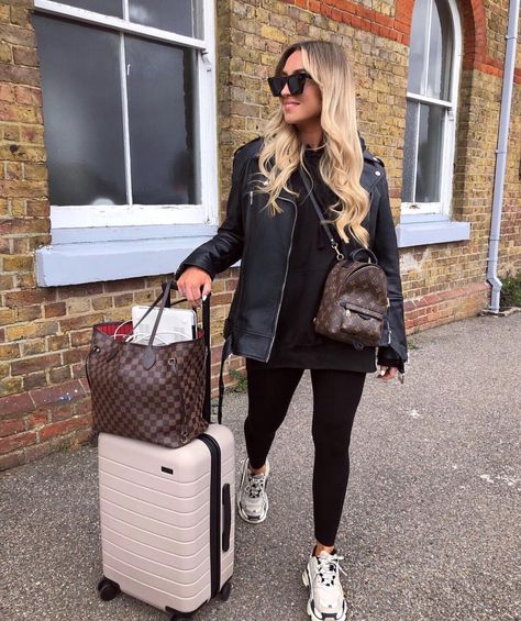 Freya Killin, European Travel Outfit, Louis Vuitton Outfit, Fashion Travel Outfit, Mini Outfit, Backpack Outfit, Cold Outfits, Mode Inspiration, Outfits With Leggings