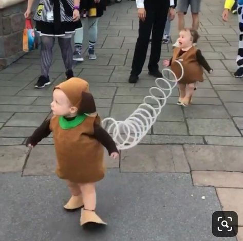 Slinky Dog, Twin Halloween, Halloween Coustumes, Halloween Costumes Friends, Fantasias Halloween, 웃긴 사진, Family Halloween Costumes, Cute Halloween Costumes, Cute Costumes