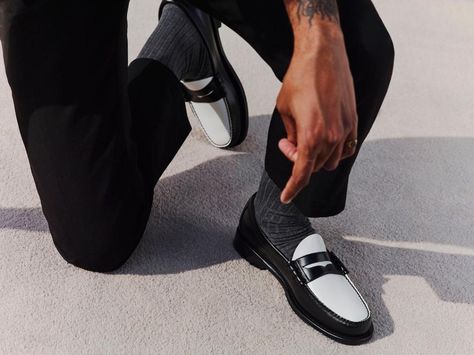 Preppy college loafer Black And White Oxford Shoes Outfit, White Oxford Shoes Outfit, White Loafers Outfit, Black And White Loafers, Penny Loafers Outfit, White Oxford Shoes, Loafer Outfits, 1940s Mens Fashion, Loafers Men Outfit