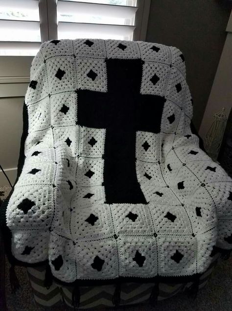 Crochet Cross granny squares blanket Crochet Cross Blanket Pattern Free, Crochet Cross Blanket, Oktoberfest Crafts, Crochet Gifts For Grandma, Granny Square Ideas, Cross Blanket, Crochet Throws, Solid Granny Square, Squares Blanket