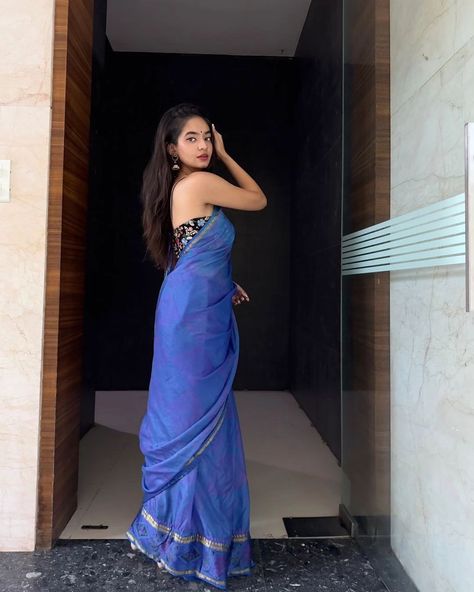 Anushka Sen post images in saree 💙 2/2 #AnushkaSen Anushka Sen Saree, Anushka Sen Hot Images, Anushka Sen Hot, Saree Model, Denim Refashion, Anushka Sen, Village Girl, Indian Dresses Traditional, Local Girls