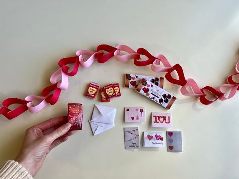 DIY Mini Valentine’s Candy Boxes and Cards! – Michelle's House of Miniatures Candy Box Diy, Celebration Video, Valentine Goodies, Miniature Candy, Printable Valentines Cards, Diy Valentines Decorations, Candy Crafts, Candy Hearts, Valentine Candy