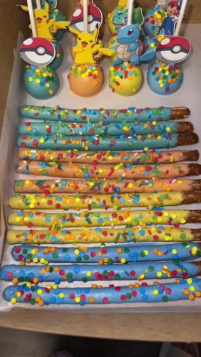 Pokemon Pretzel Rods, Pokemon Treats, Pokémon Treats, Pokemon Food Ideas Birthdays, Pokemon Desserts, Pokemon Cake Pops, Pokemon Candy, Pokemon Themed Party, Pokemon Cake