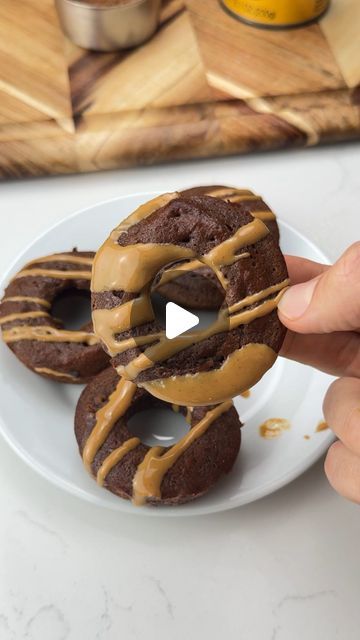 iRick Wiggins on Instagram: "Say “YUM” if you would eat these High Protein Reese’s Donuts 🍩😋🙌

How to make them:

Blend 1/2 cup cottage cheese, 2 eggs, 2-4 tbsp cocoa powder, 1 tbsp melted butter, 1 tsp baking powder, 1/4 cup sweetener, 3/4 cup almond flour & pour into a greased donut pan. Bake @ 350F for 15-20 mins & enjoy!" Irick Wiggins, Donut Pan, Protein Donuts, Protein Chocolate, Breakfast Rolls, Keto Breads, Cottage Cheese Recipes, Keto Friendly Desserts, Protein Desserts