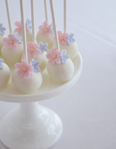 Treats & Favours from Dollybird Bakes - Take a look and see! Flower Cakepop Ideas, Spring Cake Pops Ideas, Flower Cake Pops Ideas, Mini Cake Pops, Cake Pops Flowers, Cute Cakepops Ideas, Cake Pop Flowers, Popcake Ideas, Spring Cakepops