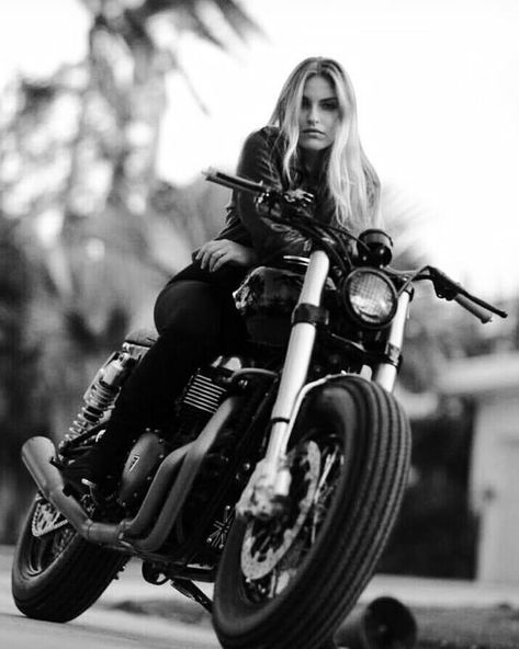 Andreas Baum on Instagram: “Bobbergirl ❤ by @lifeandlovemakeup #bobbergermany #bobberstyle #bobberlove #bobberporn #bobbergirl #bobberfahren #bobberbrother…” Nine T Bmw, Biker Baby, Chicks On Bikes, Image Moto, Biker Photoshoot, Cafe Racer Girl, Motorcycle Photography, Motorcycles And Scooter, Bike Photoshoot