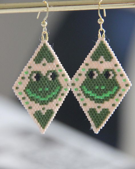 This is just a mood 🐸😃 Earrings made with high quality Japanese seed beads and love ♥️ The wiring is covered with 24K gold, so your sensitive ears won’t hurt 🤗 Shipping Denmark & World 🌍 DM to buy or visit my Etsy shop in bio 🙂 #handmadejewelry #handmadegifts #handmadejewellery #handmadejewelry #handmadeearrings #earrings #earringsoftheday #earringstagram #ear #earringstagram🔝 #beaded #beading #beadedjewelry #beadedearrings #beadlove #etsy #etsyshop #etsydenmark #øreringe #øreringetil... Bead Frog, Frog Pattern, Frog Jewelry, Seed Bead Jewelry Patterns, Miyuki Delica Beads, Beadwork Designs, Beaded Earrings Diy, Frog Design, Beadable Products