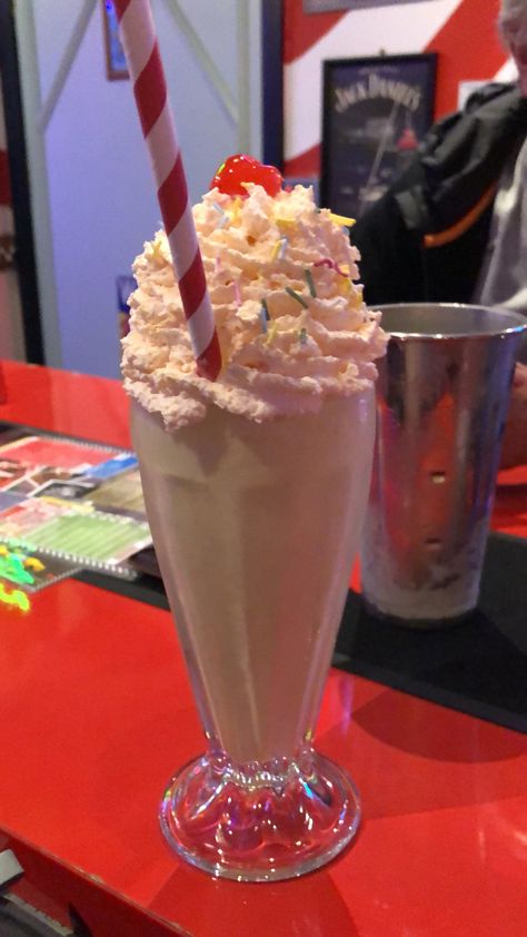 Old Fashioned Milkshake, Milkshake Mc Donalds, Summer Milkshakes, Vintage Milkshake, Candy Milkshake, Milkshake Aesthetic, Homemade Milkshake, Road Trip Food, Sleepover Food