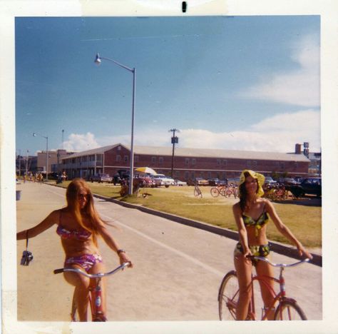 Bicycle Girls 1970s Americana Aesthetic, Seni Pastel, 70s Aesthetic, 80s Aesthetic, Bicycle Girl, Vintage Americana, California Dreamin', Summer Dream, Teenage Dream