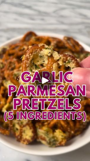 Garlic Pretzel Recipe, Garlic Pretzels, Parmesan Pretzels, Party Mix Snacks, Tailgate Snacks, Pretzel Snacks, Dried Parsley, Mini Pretzels, Pretzels Recipe