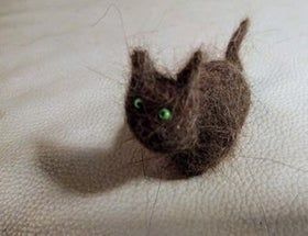 Crafting With Cat Hair, Felt Cat Toys, Felted Cat, Hair Projects, Needle Felted Cat, Diy Cat Toys, Wool Felting, Felt Cat, Felt Brooch