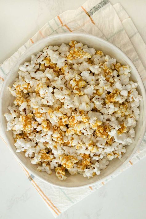 Cheesy, savory nutritional yeast popcorn is nothing new, but it's so hard to get the nooch to stick. Here are my secrets for perfect results! Nutritional Yeast Popcorn, Hot Popcorn, Air Popper, Gluten Free Yeast Free, Popcorn Recipe, Popcorn Kernels, Microwave Popcorn, Popcorn Recipes, Roasted Coffee Beans