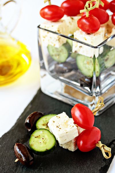 Greek Salad Skewers (http://www.mybakingaddiction.com/greek-salad-skewers-recipe/) Salad Skewers, Skewer Recipes, Snacks Für Party, Healthy Appetizers, Greek Salad, Greek Recipes, Appetizers For Party, Finger Food, Skewers