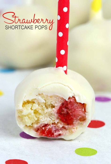 Strawberry Shortcake Pops. A simple and fun way to enjoy the classic strawberry shortcake. Strawberry Angel Food Cake, Strawberry Cake Pops, Easy Strawberry Shortcake, Cake Ball Recipes, Shortcake Cake, Strawberry Shortcake Cake, Cake Ball, Strawberry Cake Recipes, Cake Pop Recipe