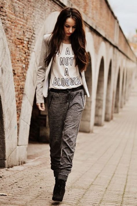 Cute Outfits With Sweatpants Winter, Women Sweatpants Outfits, Cute Outfits With Sweats, Sweatpants Outfit Women, Sweatpants Outfit Lazy, Sweatpants Outfit Cute, Chic Sweatpants Outfit, Black Sweatpants Outfit, Outfits With Sweatpants