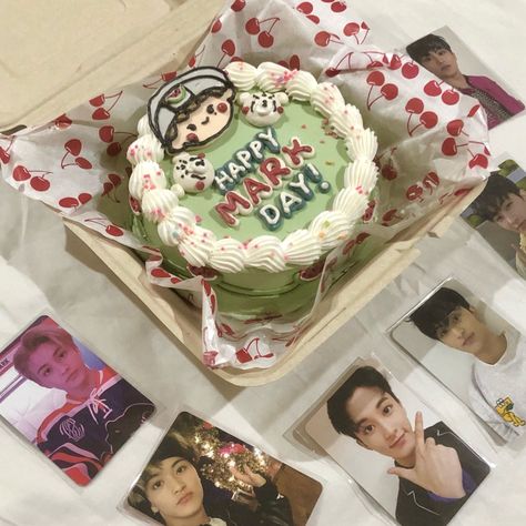 @neozhas | cake from cakekako <3 Mark Lee Birthday Cake, Kpop Cake, Lunch Cake, Korean Cake, Mini Cakes Birthday, Simple Birthday Cake, Korean Birthday, Pretty Birthday Cakes, Cake Designs Birthday