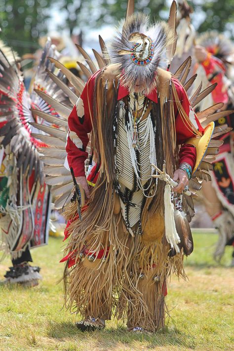 Mohawk (Mohawk: Kanien’kehá:ka, “People of the Flint”) are Aboriginal peoples in North America. They are the easternmost member of the Haudenosaunee Confederacy, also referred to as the Iroquois or Six Nations Confederacy. In the early years of the 17th century they resided on the banks of the Mohawk River in what is now upstate New York. Huron Wendat, Canadian Culture, Quebec City Canada, Fur Trade, Indigenous Tribes, Aboriginal People, Mohawk Hairstyles, Magic Man, Mohawks