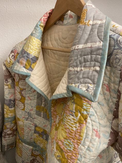 Making a Coat Out of a Quilt Repurposed Quilt Jacket, Upcycle Quilt Jacket, Quilted Jacket Pattern Diy, Quilted Jacket Pattern Free, Quilt Jacket Pattern, Quilt Coat Pattern, Tamarack Jacket Patterns, Quilted Coat Pattern, Quilt Clothes