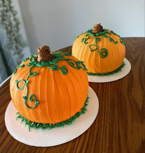 Fall Birthday Cakes For Kids, Pumpkin Cake Design, Pumpkin 1st Birthday Cake, Pumpkin Themed Cake, Fall Harvest Cake, Pumpkin Birthday Cake, Fall Cake Ideas, Pastel Thanksgiving, Fall Birthday Cake