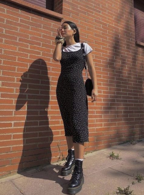 Dresses With Doc Martens, Dresses With Doc Martens Outfits, Dress Doc Martens, Doc Martens Outfit Winter, Doc Martens Outfit Grunge, Doc Martens Outfit Summer, Casual Vintage Outfits, Vintage Outfits Dresses, Girls Shoes Teenage