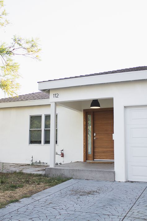 Modern White Exterior Paint Colors, White Mcm House Exterior, Rambler Paint Exterior, White Ranch Style House, White Ranch House, Ranch Inspiration, Mid Century Ranch House, White Stucco House, Curbside Appeal