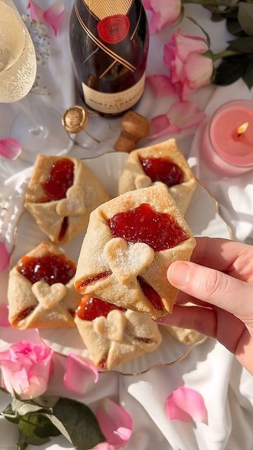 Valentines Party Food, Valentines Recipes Desserts, Valentines Snacks, Valentines Baking, Valentine Desserts, Valentines Day Desserts, Valentines Day Food, Yay Or Nay, Shortcrust Pastry