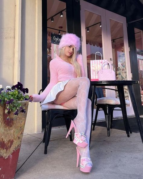 Barbie Pink Dress, Legs Outfit, Cute Skirt Outfits, Seductive Clothes, Pink Girly Things, Alternative Outfits, Barbie World, Fashion Fits, Tie Dye T Shirts