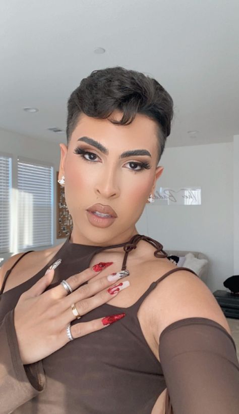 Men Wearing Makeup Aesthetic, Guys Wearing Makeup, Louie Castro, Makeup Guys, Feminine Boys, Men Wearing Makeup, Fluid Fashion, Gender Fluid Fashion, Gender Fluid