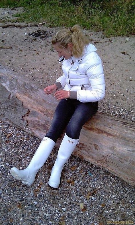 White Hunter Boots Outfit, Rainboots Outfit, Rubber Boots Fashion, Ladies Wellies, Womens Hunter Boots, Hunter Boots Outfit, Jessica Wright, Womens Rubber Boots, Horse Riding Boots