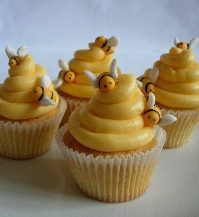 Beehive Cupcakes, Bee Cupcakes, Pastel Cupcakes, Creative Cupcakes, Cute Baking, Fondant Figures, Rosh Hashanah, Yummy Cupcakes, Cute Desserts