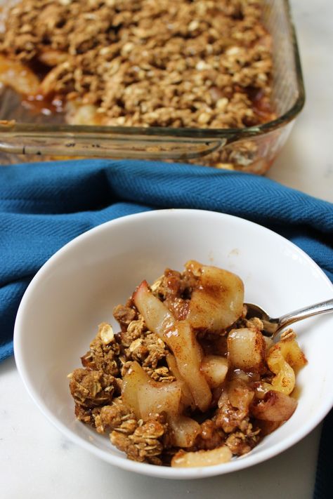 Healthy Vegan Apple Crisp (No Oil) Apple Crisp No Butter, Apple Crumble With Oats, Plant Based Dessert Recipes, Apple Crisp Topping, Vegan Apple Crisp, Healthy Holiday Treats, Healthy Apple Crisp, Pear Crisp, Vegan Whipped Cream