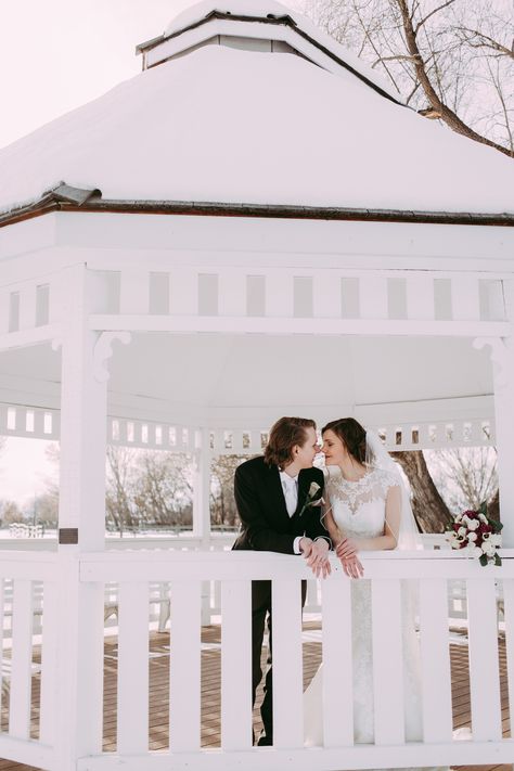 Gazebo Wedding Photo Ideas, Gazebo Wedding Photography, Gazebo Wedding Pictures, Wedding Photos Gazebo, Gazebo Wedding Photos, Gazebo Photoshoot Ideas, Gazebo Pictures, Engaged Photos, Outdoor Wedding Pictures