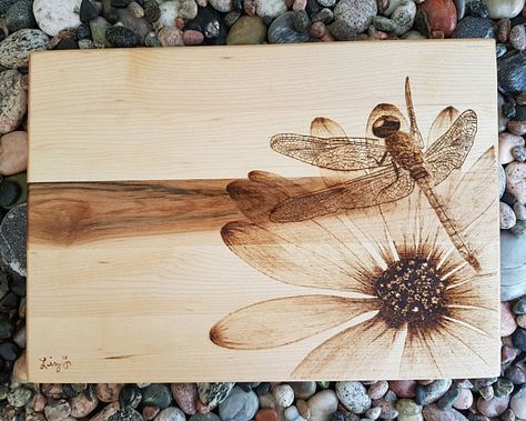 Dragonfly On Flower, Dragonfly Artwork, Wood Burning Tips, Spring Wood Crafts, Wood Burning Techniques, Wood Burn Designs, Board Charcuterie, Dremel Wood Carving, Pyrography Art