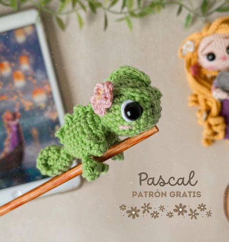 | Pascal - Patrón gratis 💚 | Hola hola!! Cómo están?? Yo apareciendo por aquí, porque les traigo el #freepattern de esta semana, que… | Instagram Crochet Baby Projects, Disney Crochet Patterns, Easy Crochet Animals, Crochet Fairy, Knitting Dolls Clothes, Crochet Disney, Crochet Bouquet, Crochet Design Pattern, Crochet Decoration