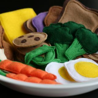 Use These Free Felt Food Patterns to Make Great Handmade Gifts for a Child Felt Food Patterns, Felt Play Food, Pretend Food, Food Patterns, Aktivitas Montessori, Felt Food, Felt Patterns, Play Food, Sewing Toys