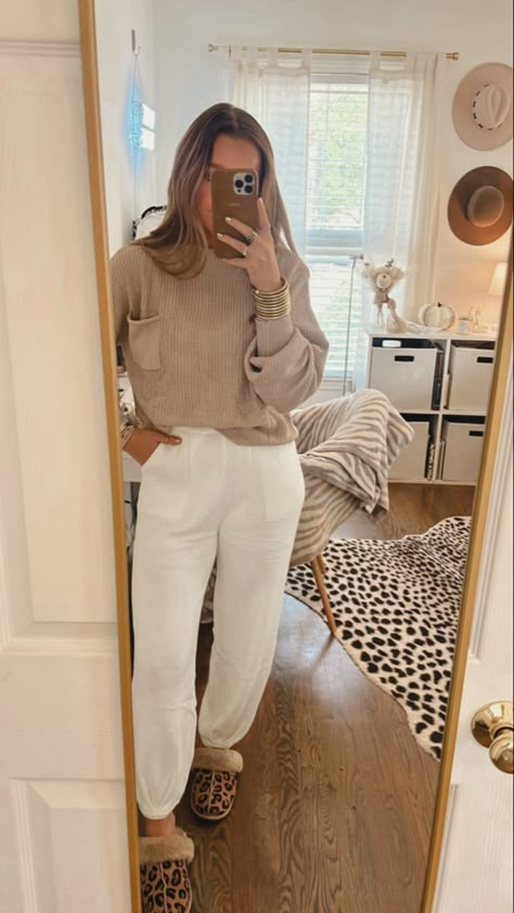 Neutral Sweatpants For Fall Loungewear, Relaxed Fall Everyday Sweatpants, Versatile Everyday Fall Sweatpants, Fall Loungewear Non-stretch Sweatpants, Lounge Wear Outfit Ideas, Trendy Cozy Fall Sweats, Winter Lounge Outfit, Trendy Mom Outfits Fall, Lazy Fall Outfits