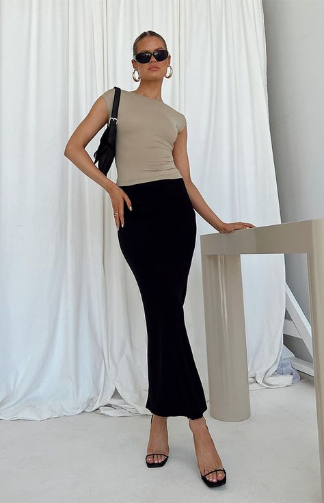 Maxi Skirt Belt Outfit, Black Maxi Skirt Styling, Black Maxi Skirt Outfit Ideas Summer, How To Style A Long Black Skirt, Maxi Skirt Work Outfit, Maxi Black Skirt Outfit, Midi Black Skirt Outfit, Summer Maxi Skirt Outfits, Black Maxi Skirt Outfit Ideas