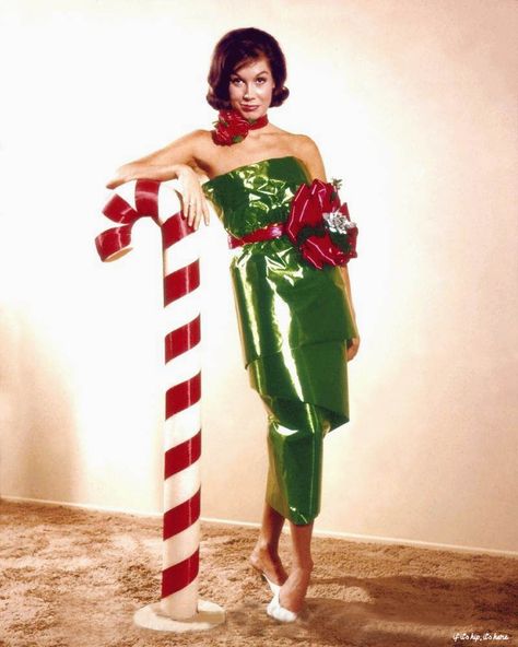 40 Vintage Hollywood Colorful Christmas Celebrity Photos | if it's hip, it's here Vintage Christmas Photos, Tyler Moore, Kitsch Christmas, Christmas Shoot, Mary Tyler Moore, Mode Tips, British Invasion, Christmas Photoshoot, Christmas Past