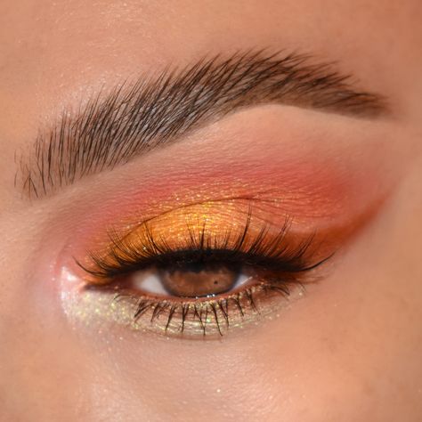 Winx Costume, Orange Eyeshadow Looks, Makeup Eyeshadow Brown Eyes, Soft Glam Look, Cat Halloween Makeup, Golden Eyeshadow, Makeup Suggestions, Orange Eye Makeup, Concert Makeup