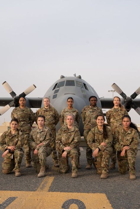 Air Force Pictures, United States Air Force Academy, Air Force Women, Military Motivation, Pose For A Photo, Jet Fighter Pilot, Air Force Pilot, Army Infantry, Air Force Academy