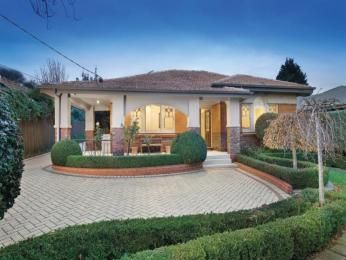 Brick californian bungalow house exterior with porch & hedging - House Facade photo 1407145 Bungalow House Exterior, House Facades Australia, Philippines House, Rendered Houses, Californian Bungalow, California Bungalow, House Construction Plan, Casas Coloniales, Bungalow House Plans