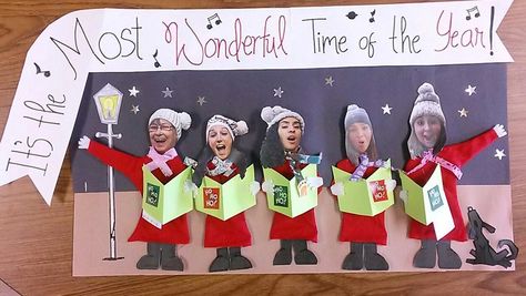 School Board Christmas Decoration, Christmas Bulletin Board Aesthetic, Small Christmas Bulletin Board Ideas, Christmas Bulletin Board Contest, Christmas Teacher Bulletin Board, Christmas Buliton Board Ideas, Christmas Decorations School Hallways, Christmas School Themes, Christmas Classroom Display