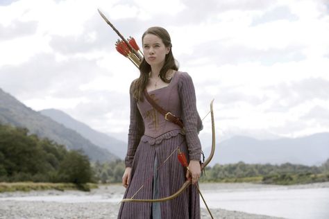 Lucie Land: Susan Pevensie--Purple Narnian Gown Narnia Dresses, Narnia Costumes, Susan Pevensie, Anna Popplewell, Narnia 3, Georgie Henley, Prince Caspian, Bow And Arrow, Medieval Clothing