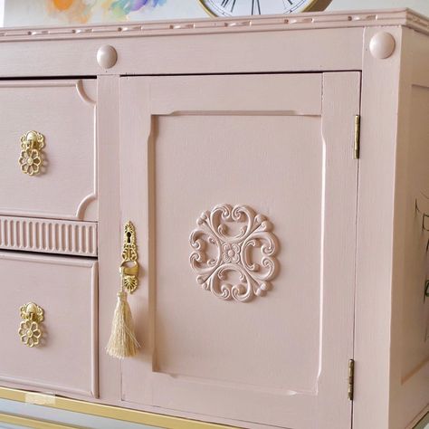 Pink Painted Table, Dusty Rose Furniture, Pink Painted Furniture, Table Rose, Furniture Upcycling, Furniture Upcycle, Pink Furniture, Fusion Paint, Antique Sideboard