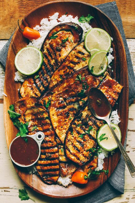 Spicy Jamaican jerk-spiced grilled eggplant! Ready in 30 minutes, incredibly flavorful, and the perfect plant-based side dish! Veggie Bbq Ideas, Vegetarian Cookout, Veggie Bbq, Sliced Eggplant, Vegetarian Bbq, Grill Ideas, Vegan Grilling, Jamaican Jerk, Grilled Eggplant