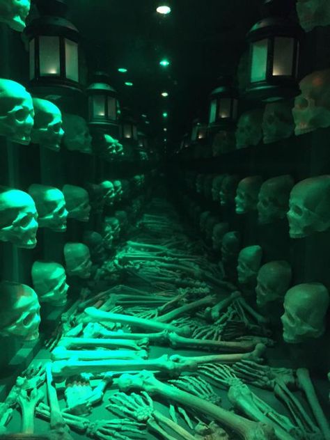 Infinity Illusion inside of hearse.  #halloween #skulls #haunter #tombstone #graveyard #cemetery #eerieacrescemetery #ghost #spooky #pumpkin Abandon Laboratory, Haunted Maze Ideas, Halloween Tunnel Ideas, Halloween Tunnel, Gothic Circus, Infinity Mirrors, Haunted Maze, Horror Room, Halloween Maze