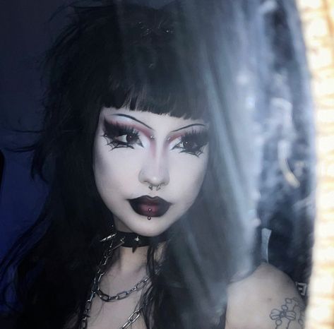 Trad Goth Makeup, Goth Eye Makeup, Traditional Goth, Afro Punk Fashion, Show Makeup, Punk Makeup, Alt Makeup, Goth Hair, Eyebrow Makeup Tips